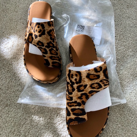Vegan Leopard flip flop sandals.  NWOT - Picture 2 of 5